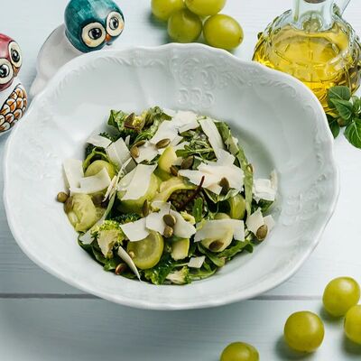 Зеленый салат с пармезаном в Lucia osteria по цене 770 ₽