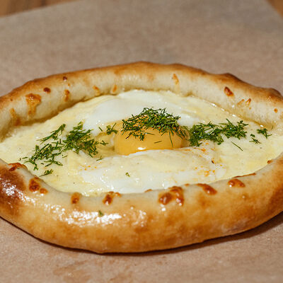 Хачапури по-аджарски в Кафе Наше Место по цене 740 ₽