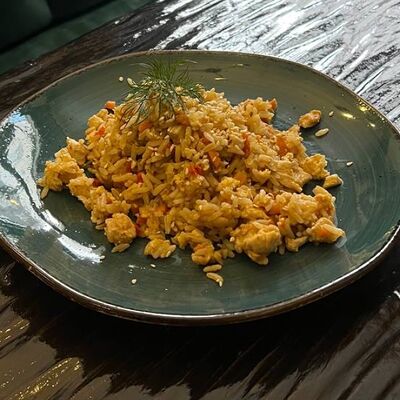Рис с филе птицы, обжаренными овощами, соевым соусом и яйцом с кунжутом в Длинный нос по цене 350 ₽