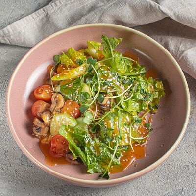 Азиатский салат с киноа и грибами в Кэрри по цене 350