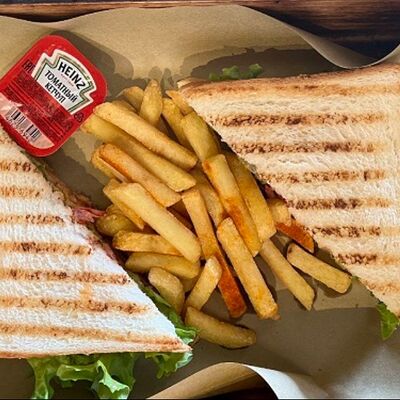 Клаб-сэндвич с бекономв Coffee Pit по цене 460 ₽