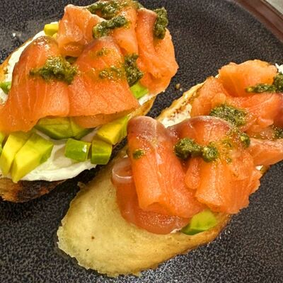 Брускетта с лососем и соусом Песто в Каролина по цене 557 ₽