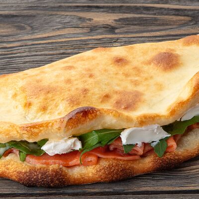 Пицца-сэндвич с красной рыбой, творожным сыром и руколойв Чили пицца по цене 720 ₽