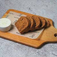 Ржаной бородинский хлеб с зеленым маслом в Manneken Pis