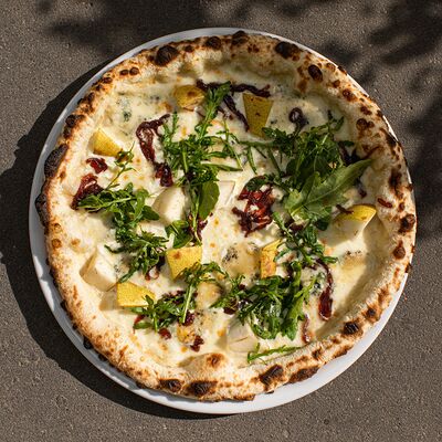 Пицца сливочная с грушей и сыром дорблю в Bshushu по цене 1090 ₽