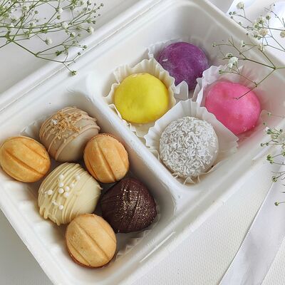 Набор десертов ассорти с моти в КивиТорт по цене 1700 ₽