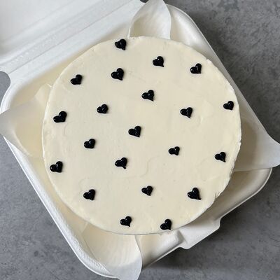 Бенто торт с мини сердечкамив Yani Cake Lab по цене 1650 ₽