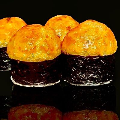 Запеченный ролл Хот в Hot Pizza по цене 600 ₽