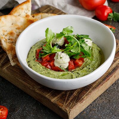 Хумус из зеленого горошка и томатной сальсой в Пряности & Радости на Васильевском по цене 450