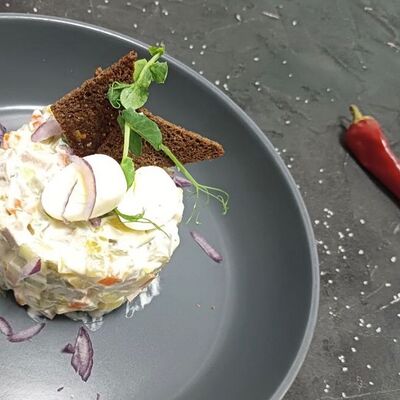 Оливье с говяжьим языком в Friday по цене 590 ₽