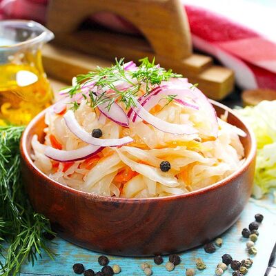 Салат из квашеной капусты с луком и маслом в Вареничная по цене 110 ₽