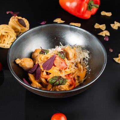 Паста в стиле том ям с курицей в РАХАТ по цене 595 ₽