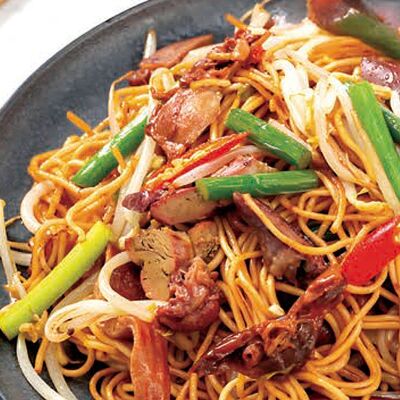 D2 Жареная лапша с курицей 鸡肉炒面 в Charlie tea по цене 580 ₽