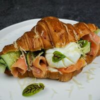 Круассан с лососем и яйцом пашот в Dimcoffee