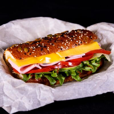 Сэндвич с ветчиной в Imna Lounge по цене 560 ₽