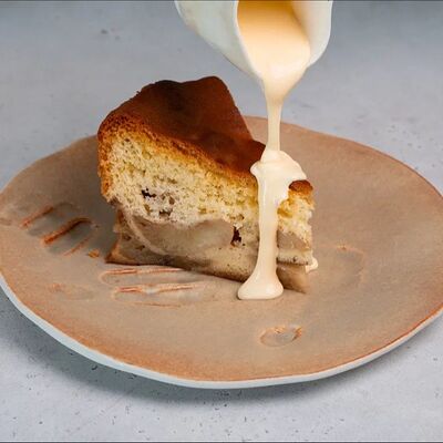 Шарлотка с ванильным соусом в Hug по цене 480 ₽