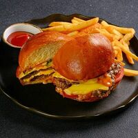 Фирменный смеш бургер на булочке хоккайдо в Smoky People