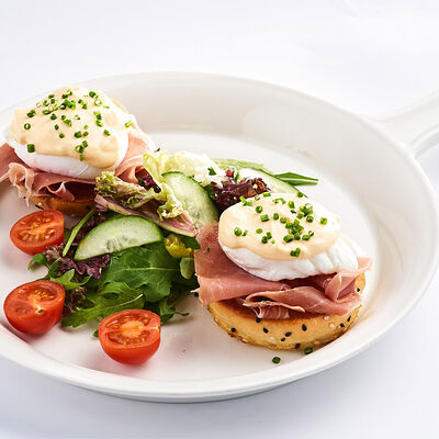 Яйца Бенедикт с пармской ветчиной в Udcкафе Upside Down Cake по цене 570 ₽