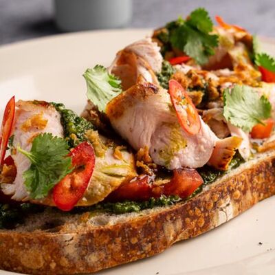 Брускетта с курицей и соусом песто в Blackberry по цене 396 ₽