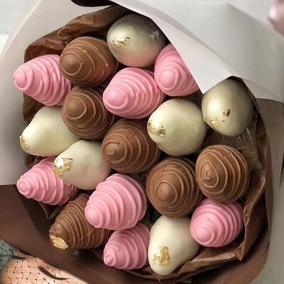 Букет клубники в шоколаде Комплимент в Fujibox по цене 4800 ₽