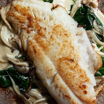 Морской окунь с соусом Саке и вешенкамив More More по цене 1070 ₽