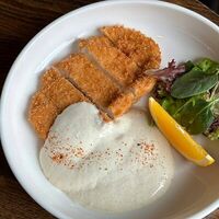 Шницель куриный с соусом качо-э-пепе и миксом салата в More More