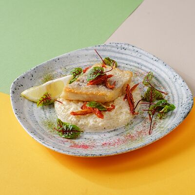 Судак с ризотто из цветной капусты в Зоя в планке по цене 800 ₽