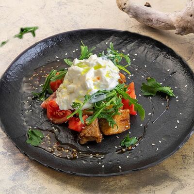 Салат с баклажанами, сладкими томатами и сыром страчателла в 7 небо по цене 495 ₽