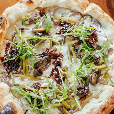 Строганоф с говядиной, карамельным луком, грибами и корнишонами в сливочном соусе в Макадамия по цене 790 ₽