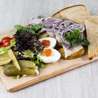 Сельдь с печеным картофелем и икрой в Смородина