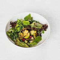 Зеленый салат с печеными овощами в Bistrot Le Moujik