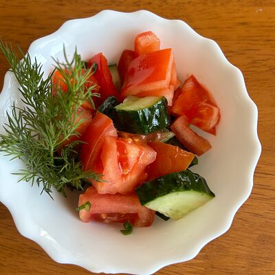 Салат из огурцов и помидоровв Еда как Дома по цене 220 ₽