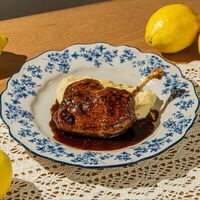 Утиная ножка конфи с картофельным пюре и беконом в Airy restaurant