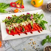 Капрезе с сыром страчателла, базиликом, руколой, орехами и соусом Песто в Topfoodcafe