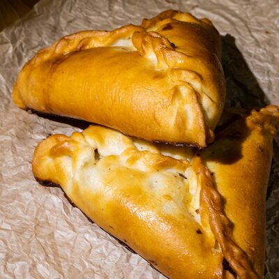 Треугольник с курицейв Сальмаидрис по цене 110 ₽