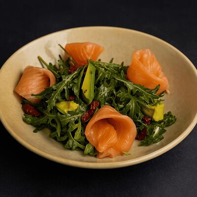 Салат с лососем, авокадо и вялеными томатами в Колхида Palace по цене 1040 ₽