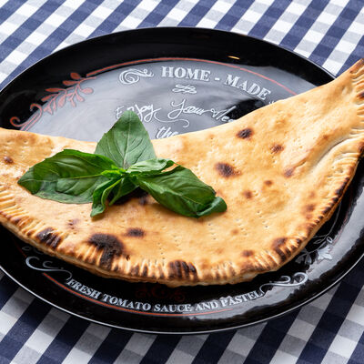 Пицца Кальцоне в Trattoria Caffe Del Sole по цене 410 ₽