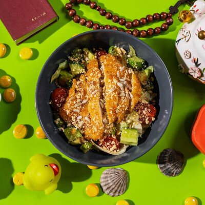 Салат с хрустящей курицей в панировке в Сушки на макушке по цене 890