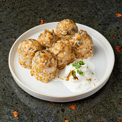 Ролл запеченный угорь и страчателла в Sumo Izakaya по цене 980 ₽