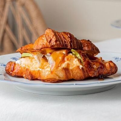 Круассан с угремв Madame Zhu по цене 940 ₽