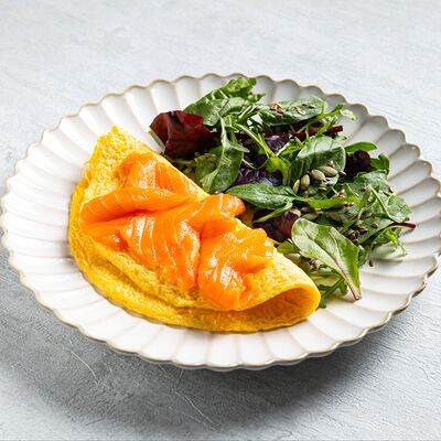 Омлет с лососем и сливочным сыромв Bandeatos по цене 825 ₽