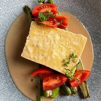 Жареный тофу с арахисовым соусом и спаржей в More More