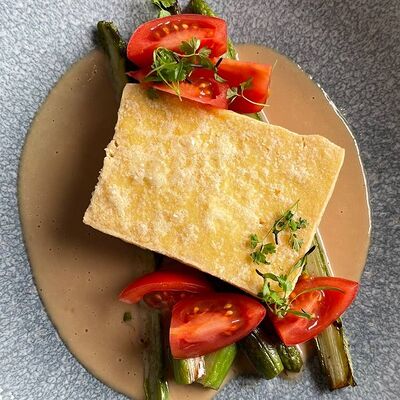 Жареный тофу с арахисовым соусом и спаржей в More More по цене 470