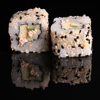 Калифорния в кунжуте в Sushiland по цене 495 ₽