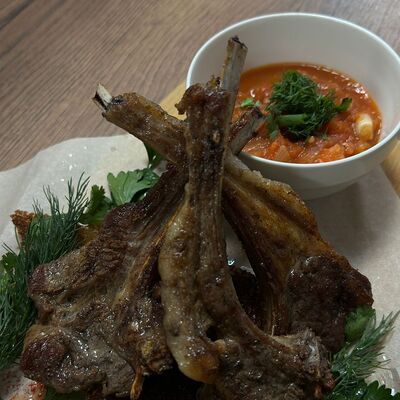 Седло Ягненка с помидорами конкассе в ФЫТЧИН на Бауманской по цене 1200 ₽