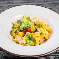 Паккери с лососем, брокколи и сливочным соусом с песто в Only Wine