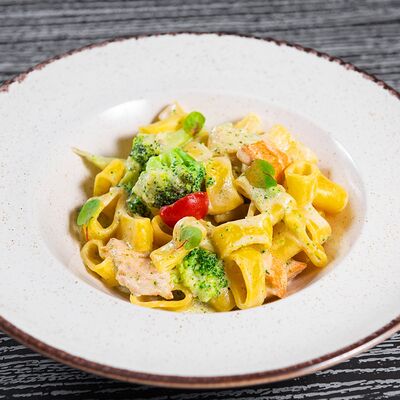 Паккери с лососем, брокколи и сливочным соусом с песто в Only Wine по цене 1090 ₽