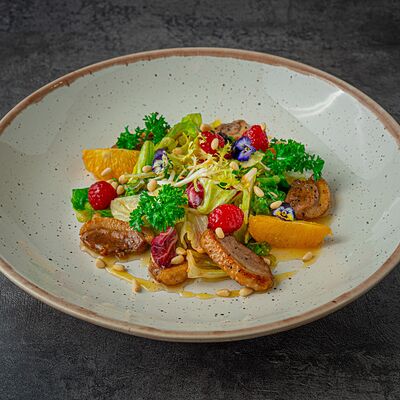 Салат с утиной грудкой и малиновой заправкойв Поляна по цене 870 ₽