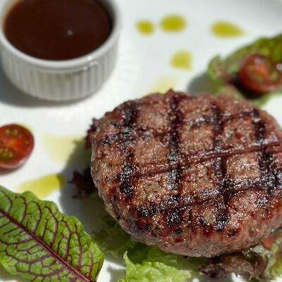 Рубленая котлета из телятины с гранатовым соусом в Wine & Vine по цене 1690 ₽