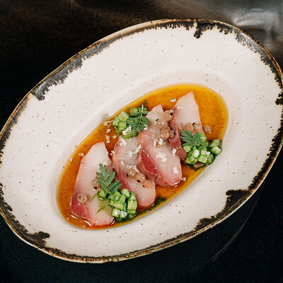 Крудо из желтохвоста, смородина и тартар из огурца в Гвидон по цене 2250 ₽